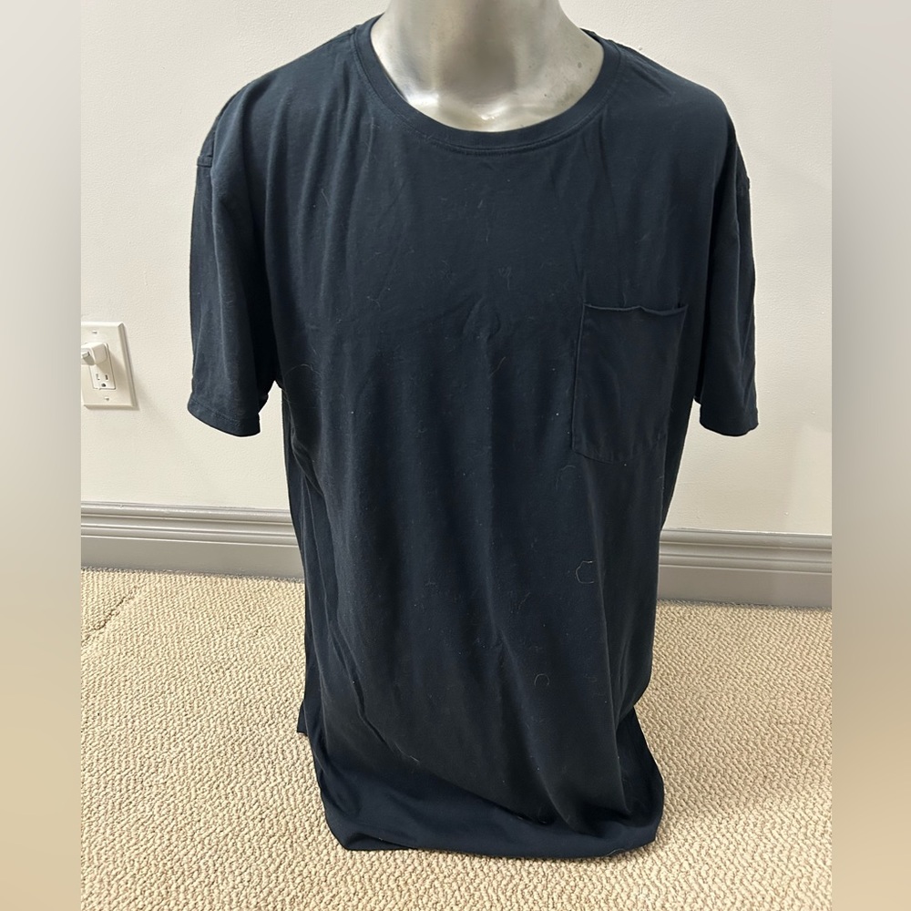 2/$20❤️- SHIRT | Men’s Essentials shirt size XL (fits like a large)